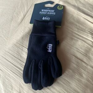 NWT REI kids’ black Windproof Fleece Gloves in size medium 10-12